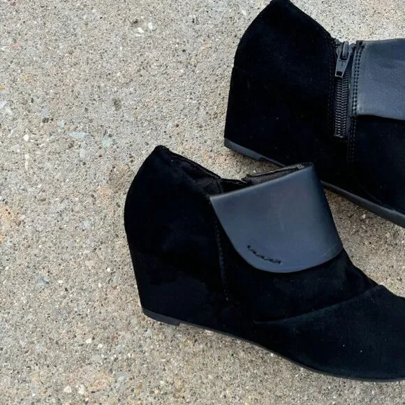 Stylish Black Wedge Ankle Boots - Picture 2 of 7